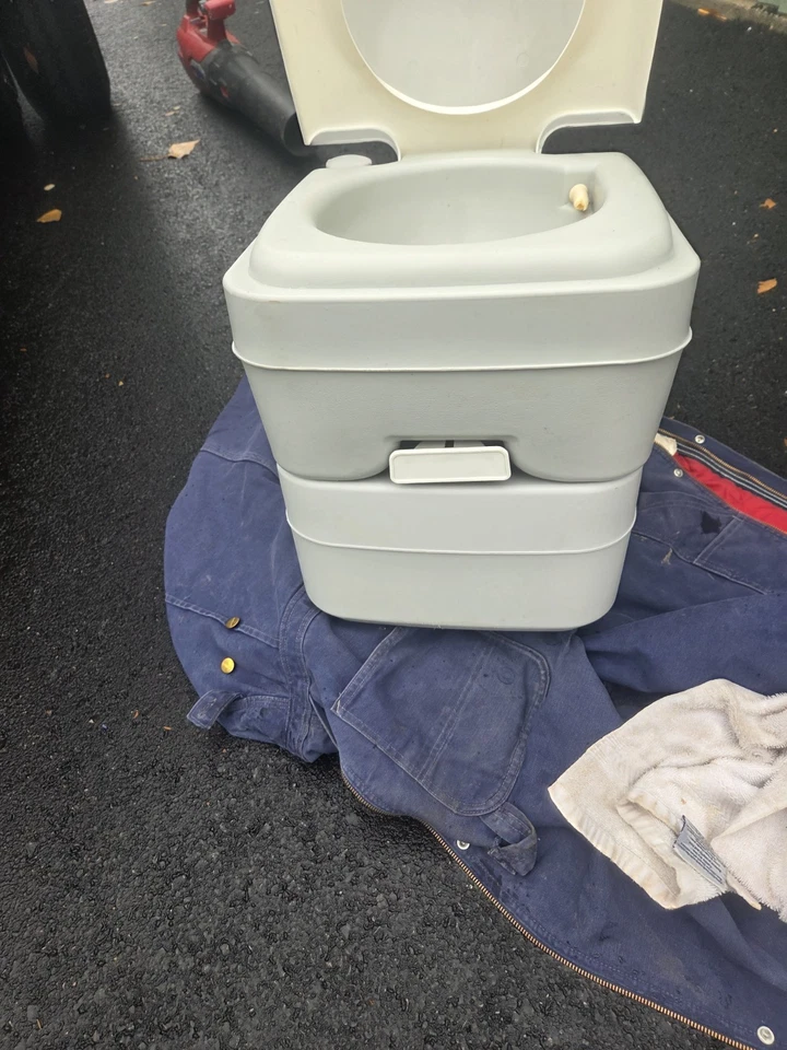 便携式厕所 20L 6.6 加仑野营厕所冲洗旅行便盆室内室外 — 第 3/4 张图片