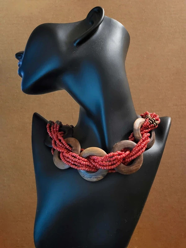 Collier perles de rocaille rouge haut de gamme et grands anneaux en bois poli