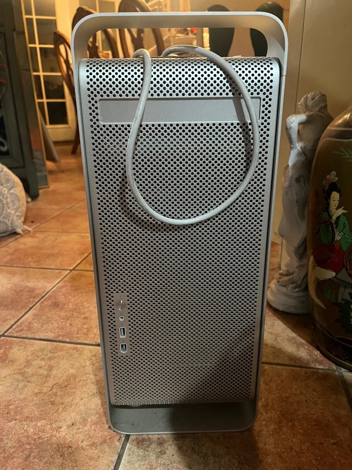 Power Mac G5  2Ghz 512 MB, Mint Condition, Original Box.  With Keyboard, Mouse - Image 2 of 4