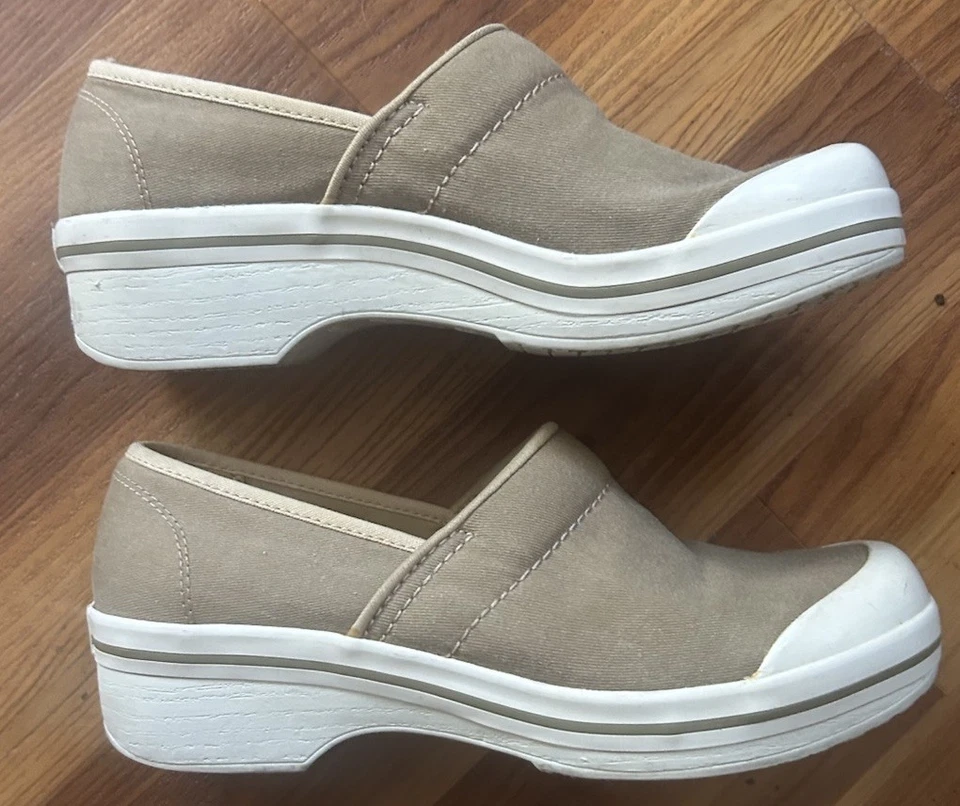 Zuecos Dansko Beige Lona Tacón Cerrado Talla 8 EU 39 Puntera de Goma, Academia, Enfermería Foto 4 de 4
