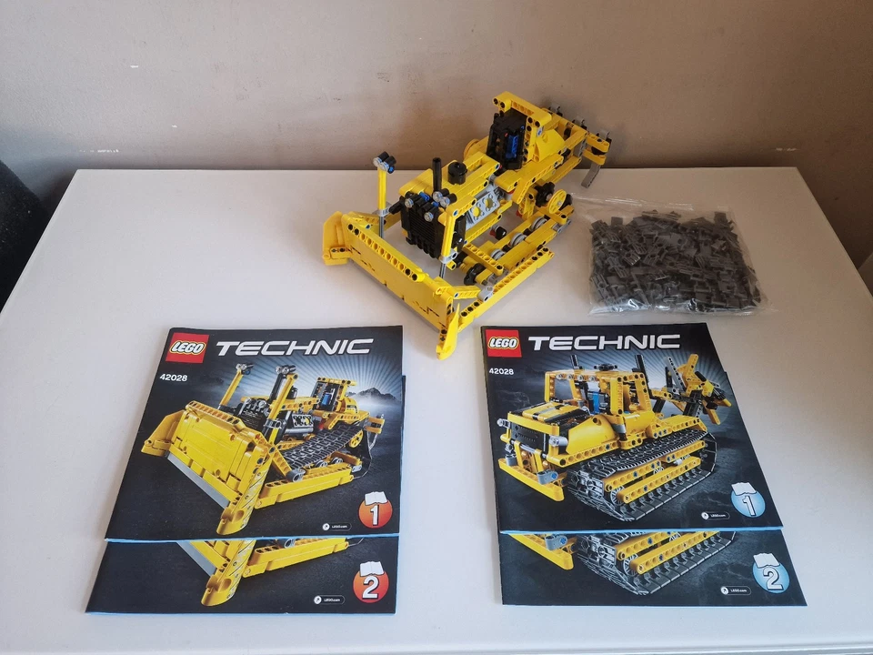 LEGO Technic 42028 Bulldozer, photo 1 of 5
