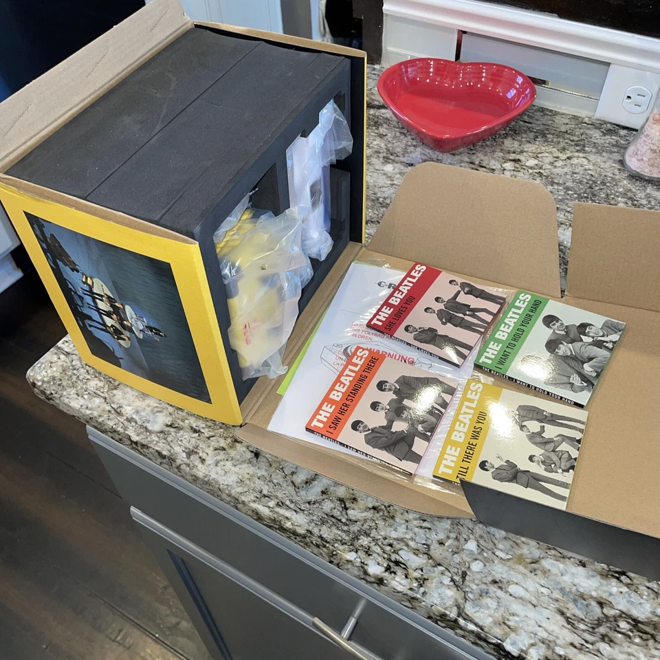 Beatles RSD 4/20/2024 1964 EDITION TURNTABLE/RECORDS/CASE 7 3” Records! - Image 4 of 4