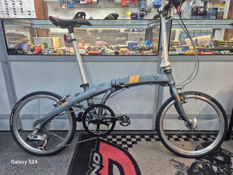 DAHON FOLING BIKE. VERY LIGHT, WITH CARRY BAG - Like Brompton