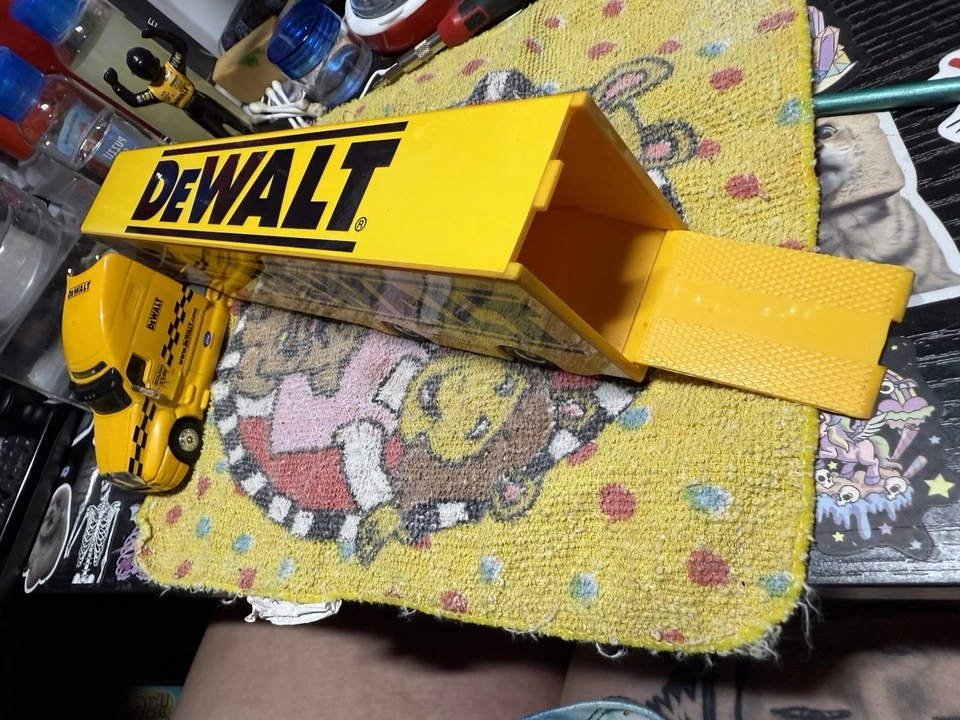 Hot Wheels Nascar Matt Kenseth Diecast 2004 Dewalt Transporter - Image 3 of 4