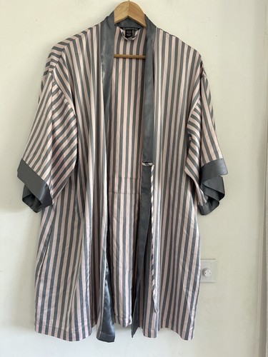 Bata kimono satinada con volantes rosa/gris Victoria’s Secret talla: M/L sin corbata en la cintura - Imagen 6 de 7
