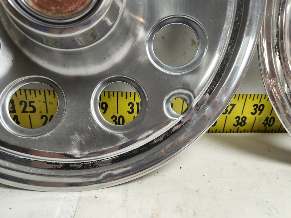 Juego de 2 tapacubos usados OEM GM de 14" Pontiac Firebird/Tempest (3999) Foto 4 de 4