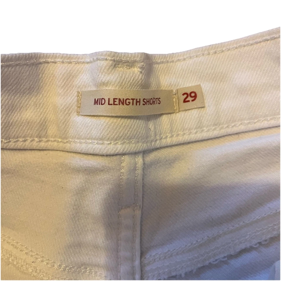 Pantalones cortos para mujer Levi's de longitud media talla 29 blancos con puños  Foto 4 de 4
