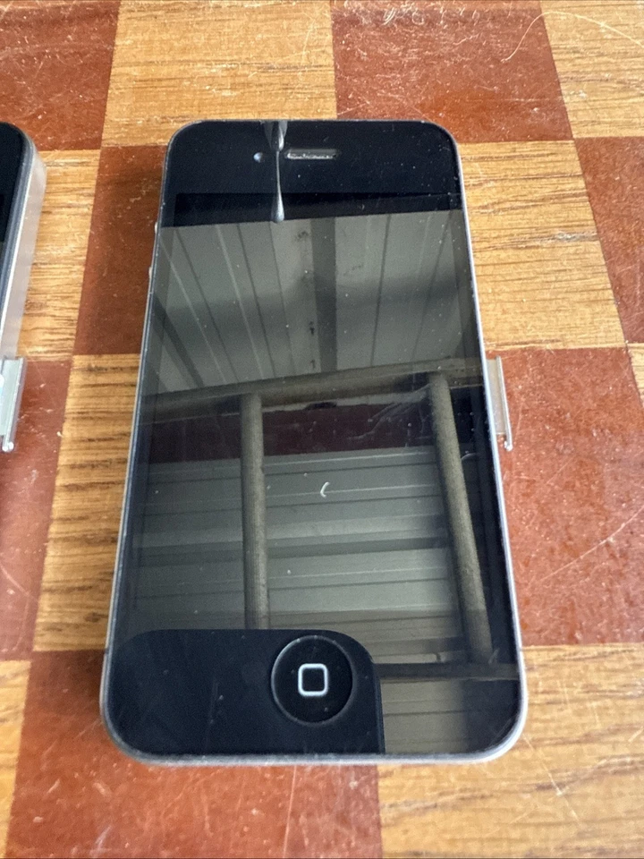 Apple iPhone 4 8GB Black Model A1332 For Parts Phone Only Lot Of 2 - Image 3 of 4