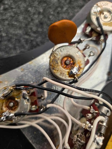 1977 Fender Stratocaster 3-Color Sunburst Electric Guitar w/ Original Case - Picture 21 of 23