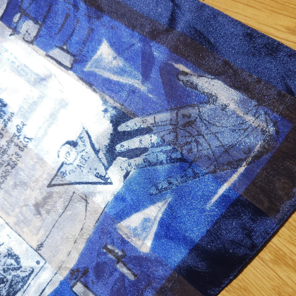 Bufanda Sinfónica Italia IMGE Ishita Mili Dance Music 20" Cuadrado Cizalla Azul y Blanco Foto 3 de 4