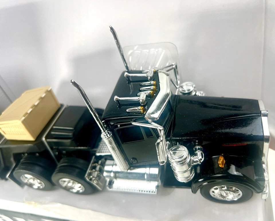 New Ray Kenworth W900 Diecast Long Hauler Trailer With Container 1:32 scale - Image 4 of 4