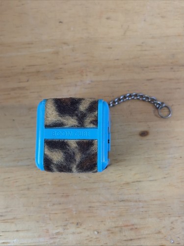 Vintage MP3 Ipod Speaker Cube LEOPARD BLUE Boom Cube Keychain 90s