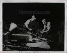 1962 Press Photo Harry Weigand Working on Navy Plane - nea67882