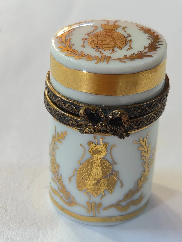 Boîte pilulier cylindrique en porcelaine. motifs dorés d'abeilles et de lauriers - Photo 1/4