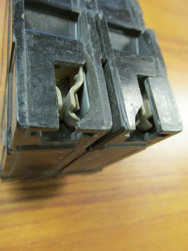 General Electric Circuit Breaker 20 AMP 2 POLE THQL220 (CHIP)..  VS-770 - Picture 4 of 5