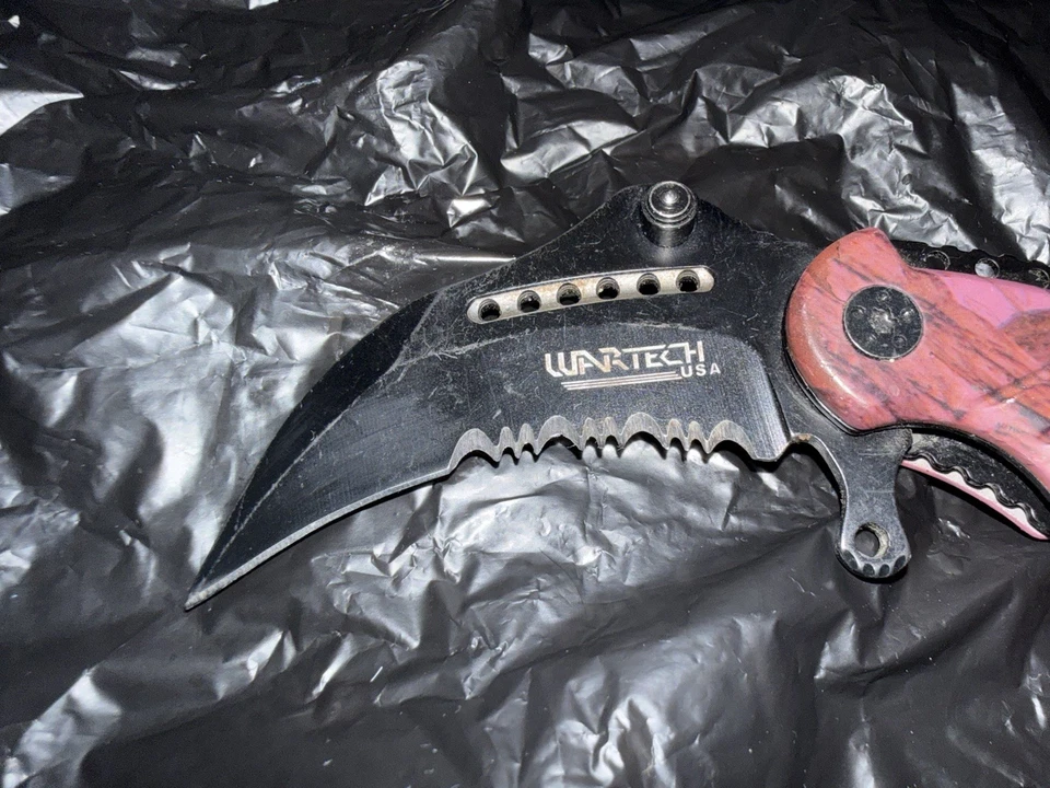 Cuchillo plegable táctico Wartech Karambit con clip Foto 2 de 3