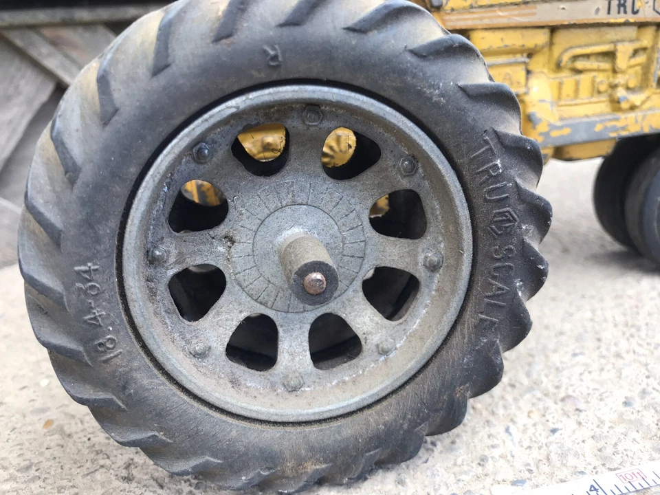 Vintage Tru-Scale Yellow 890 Tractor 1/16th Original Narrow Front Double Back - Image 4 of 4