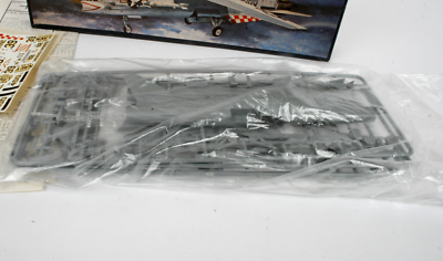 Maquette Heller #259 LTV Crusader F-8E/FN/8J - 1/72, Avion Militaire, Occasion