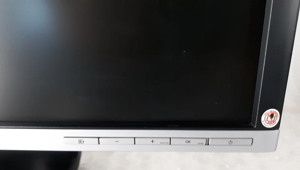 HP Compaq LA2205WG 22" Full HD Widescreen LCD Monitor w/ VGA + DVI + Power Cord - Image 3 of 4