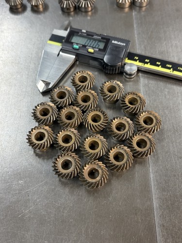 1 PC VINTAGE MACHINE MITER GEAR 20 TEETH 8MM BORE RIGHT HAND STEAMPUNK USE ONLY