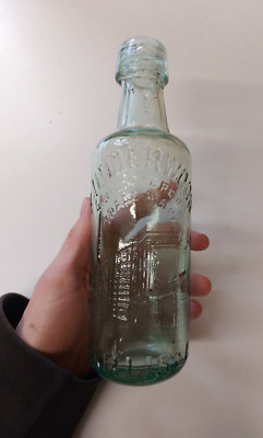 R. Underwood Carlisle Factory bildhafte Aqua Mineralwasserflasche