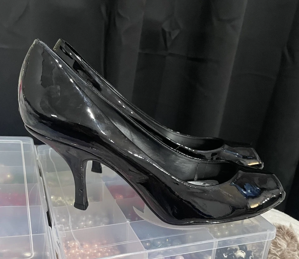 Tacones negros brillantes vintage Y2K BCBGIRLS peep-toe talla 7 Foto 3 de 4