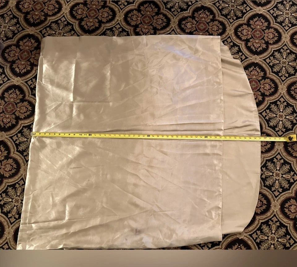 Fundas para sillas universales doradas satinadas usadas Foto 4 de 4