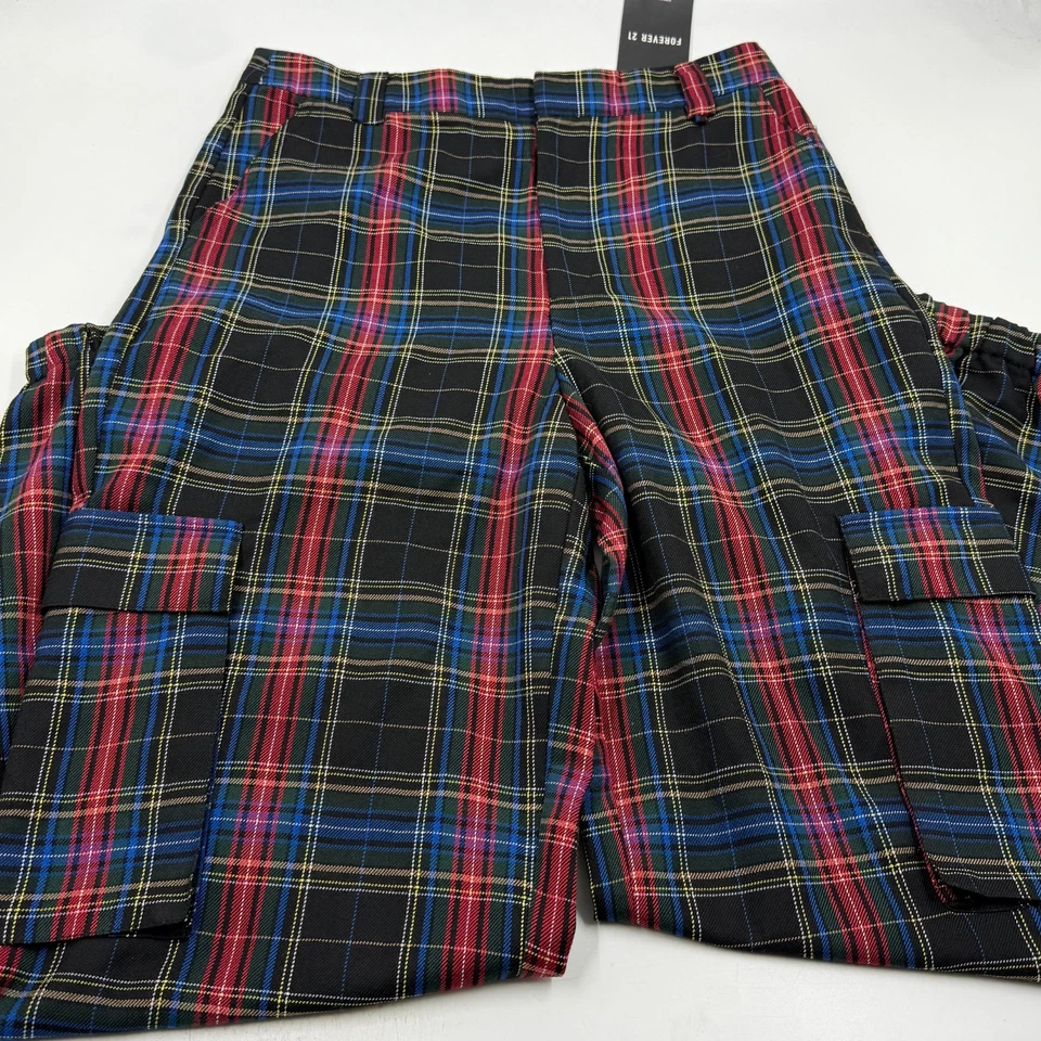 Pantalones cargo Forever 21 para mujer a cuadros talla M negros rojos azules poliéster calce relajado Foto 2 de 4