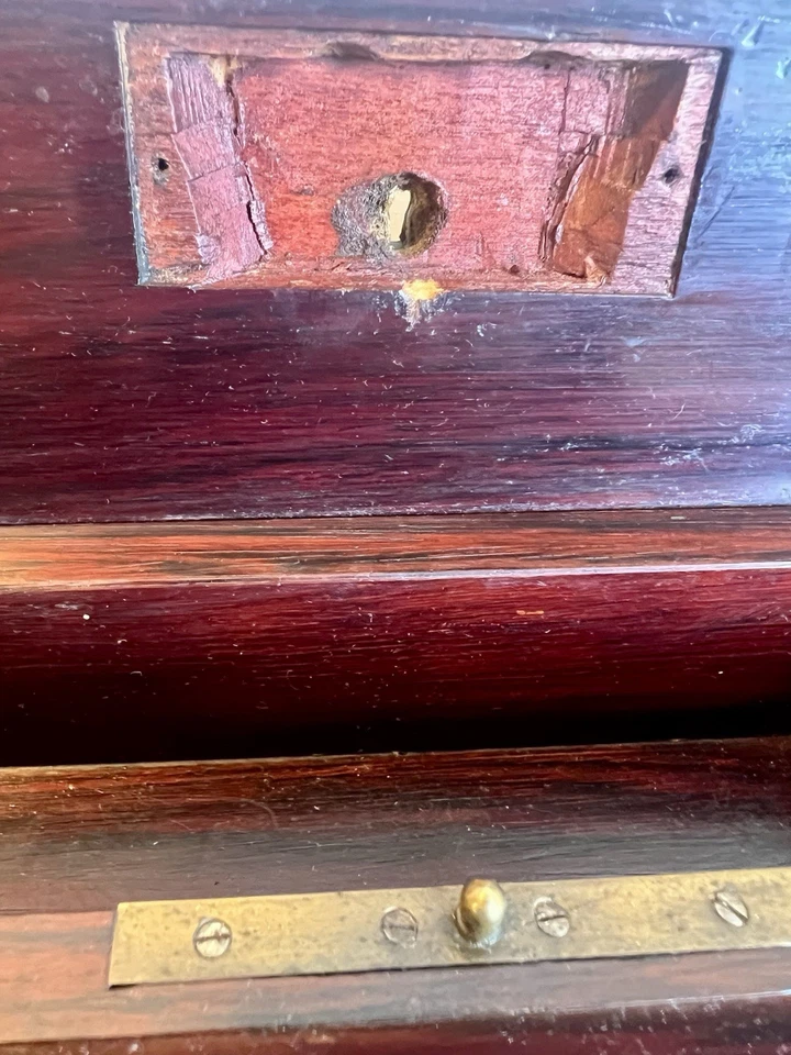 Antigua pendiente de escritura francesa de la época de Napoleón LLL. Incrustación de perla madre de latón Burlwood Foto 4 de 4