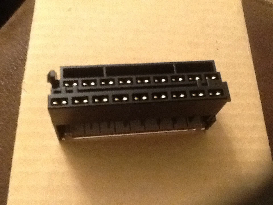 CONNECTOR - GE FANUC 90 70 IN OUTPUT ANALOG MODULE  BRAND NEW - Image 4 of 4