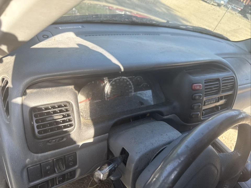 Suzuki XL 7 2002 Speedo radio bisel control de aire acondicionado peligro ventilaciones descongelación crucero Foto 2 de 2