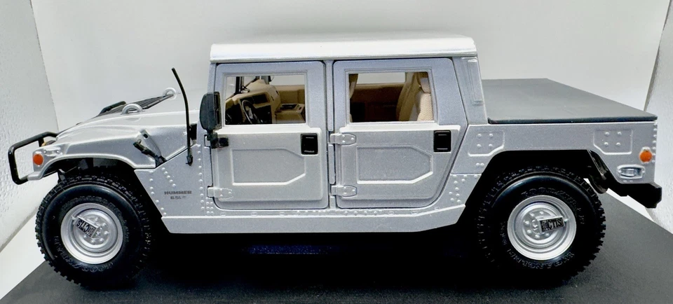 HUMMER H1 Hardtop -Diecast- 1:18 - Silver - MAISTO Premier Collection - Image 2 of 4