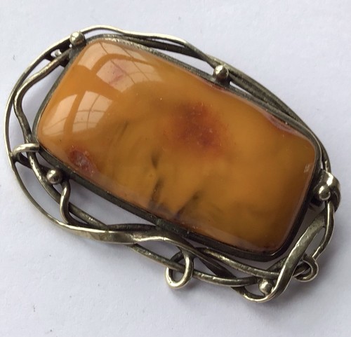 VINTAGE STERLING SILVER BALTIC AMBER BROOCH
