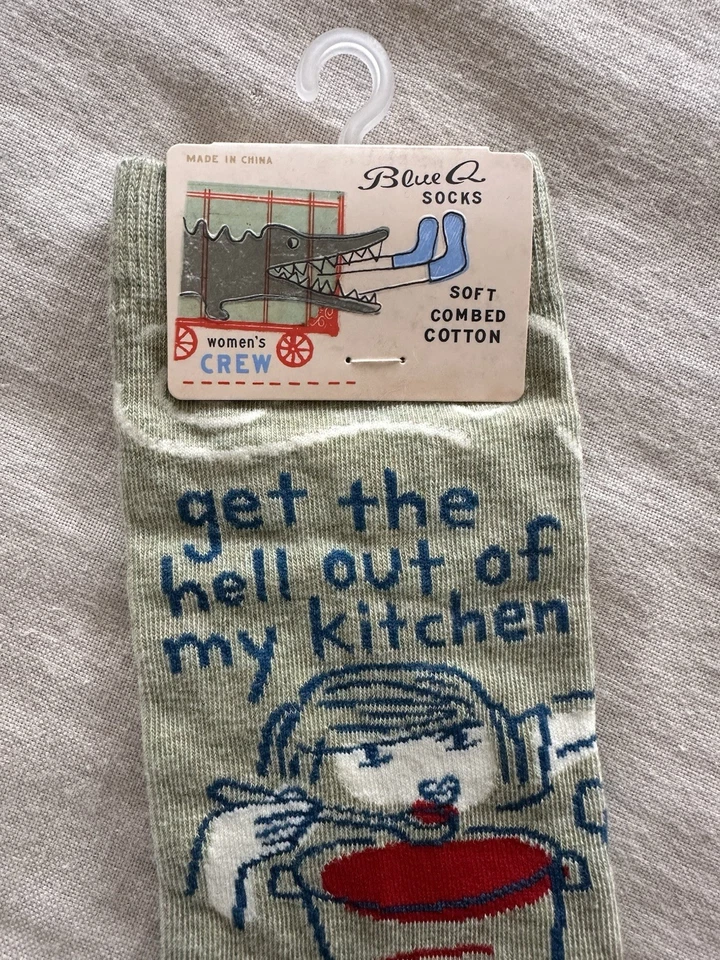 Calcetines de algodón suave azul Q "Get the Hell Out Of My Kitchen" para mujer talla 5-10 nuevos con etiquetas Foto 2 de 4