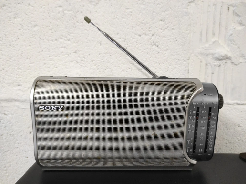 Sony ICF 704S 3 Band Radio Hifi-Rarität Klassiker guter Zustand