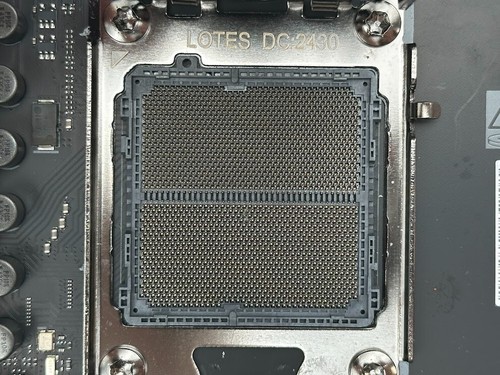 ASUS ROG CROSSHAIR X870E HERO AMD X870E AM5 ATX motherboard READ/FOR PARTS - Bild 8 von 13