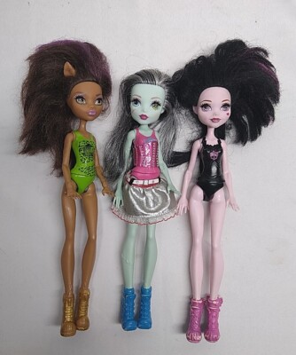 Monster High Dolls Frankie Stein Blue Green Eyes Clawdeen Wolf and Draculaura