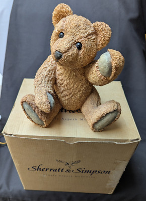Sherratt und Simpson Braunbär sitzend linke Pfote hoch - 56936 - Originalverpackt