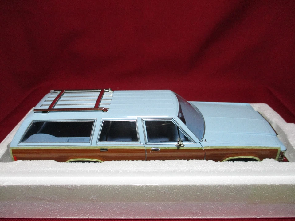 1:18 Charlie's Angels Series Show Ford Ltd Country Squire Station Wagon Woody - Image 3 of 4
