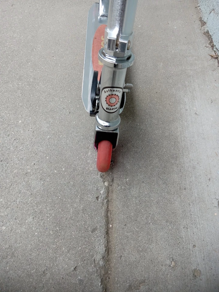 Patinete Razor A Kick para niños pliegues compacto, ajustable Foto 4 de 4