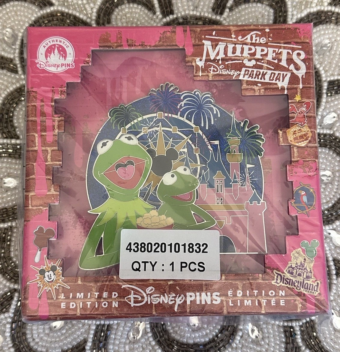 Muppets Disney Park Day Jumbo Pin Disneyland In Hand Limited Edition Pin