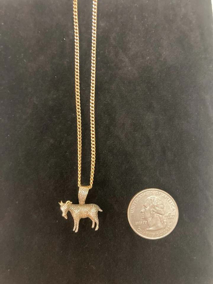 Colgante y collar de diamantes de oro de 10k CABRA Foto 2 de 3