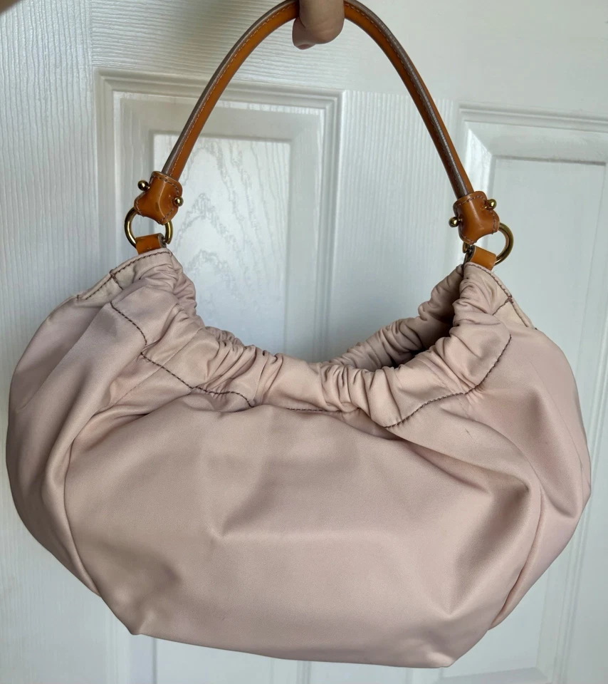 Bolsa Hobo Salvatore Ferragamo de Nylon Apertado com Arco Vara - Imagem 2 de 4
