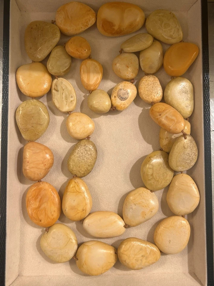 Collar de resina firmado con diseños de dinosaurios Foto 3 de 4