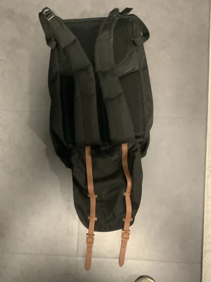 Herschel Supply Co. - Mochila Negra 23L Cinta Roja Interior Correas Ajustables Foto 2 de 4