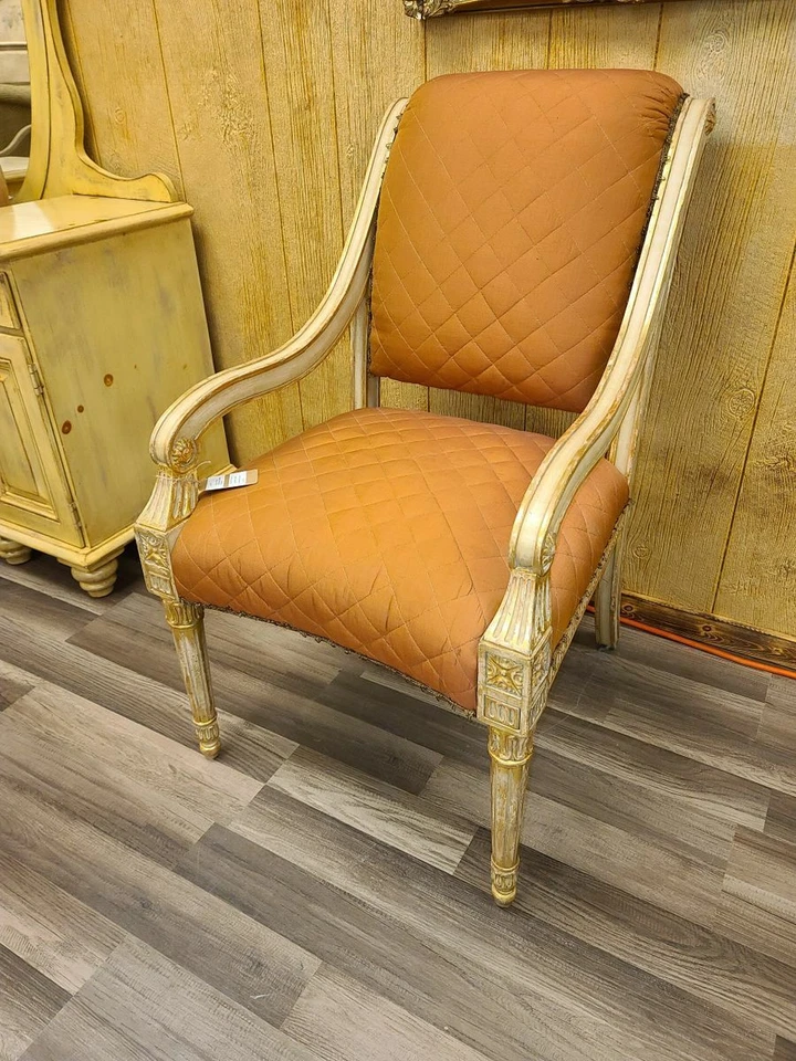 Sillón con brazo dorado estilo Luis XVI con asiento tapizado coral Foto 3 de 4