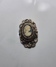 Broche camafeo vintage dorado firmado Gerry's 1 3/4" de largo