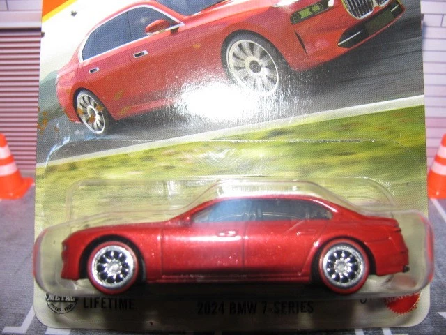 BMW Serie 7 #100/125 2025 Matchbox rojo 2024, con cambio de rueda de pilotos reales Foto 2 de 4