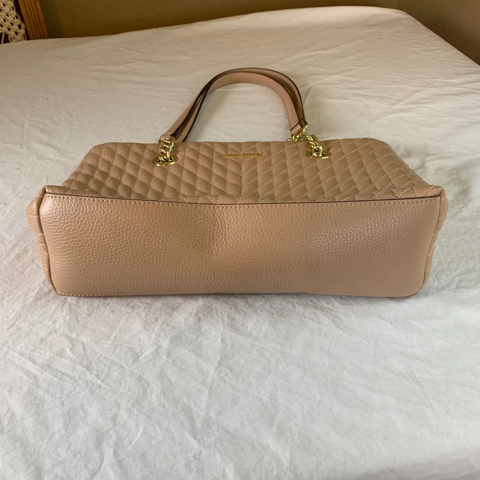 Bolso de hombro Karl Lagerfeld Paris Karolina de cuero acolchado cadena dorada tostada Foto 3 de 4