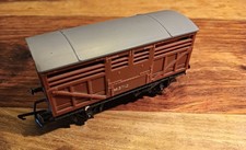 Tri-ang Railways 00 Gauge R.122 Brown Closed Cattle Wagon & R.16 brake van